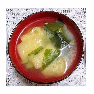 わかめと油揚げの味噌汁（鰹だし）