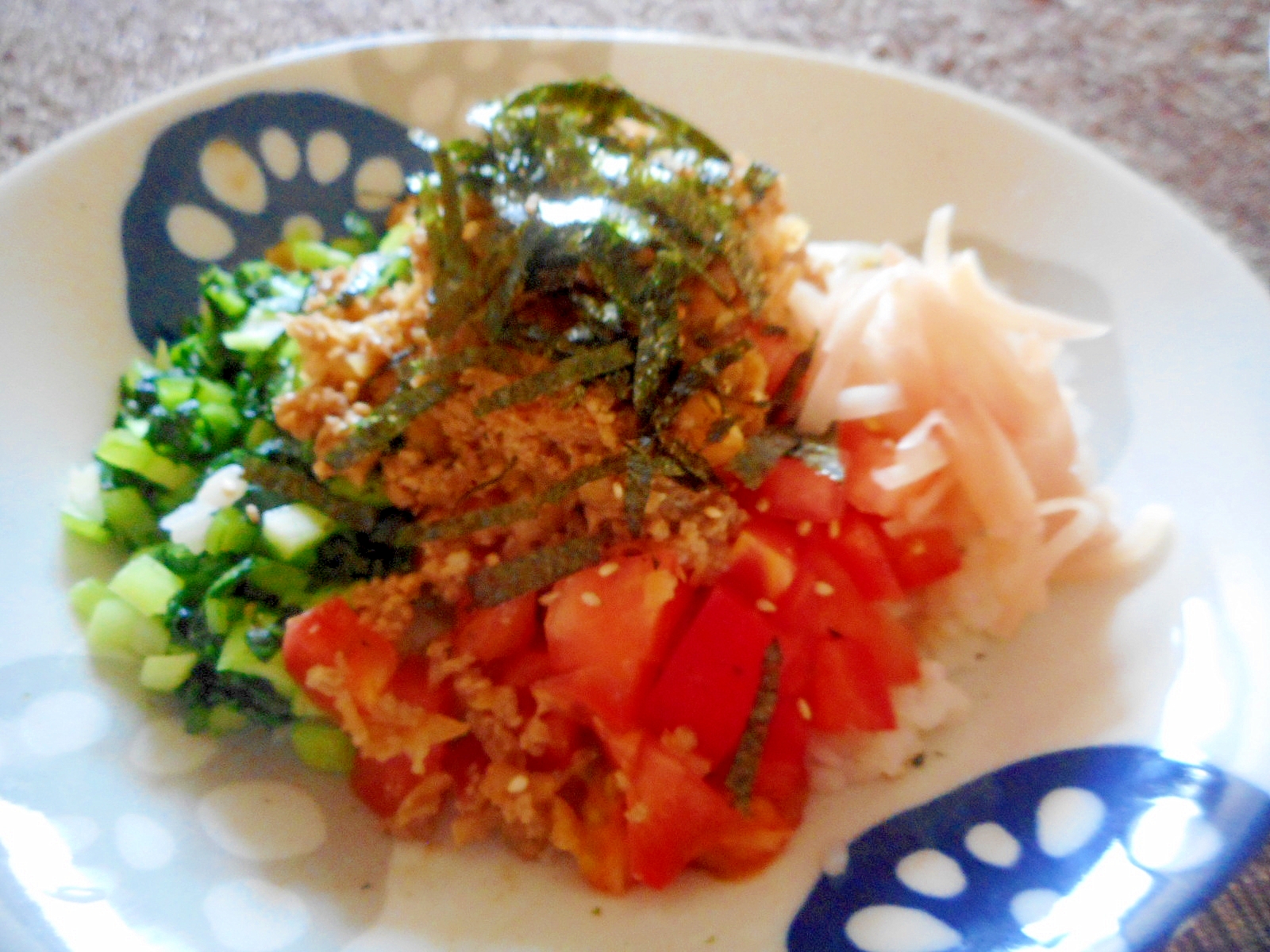 キャベツそぼろと三色野菜の丼