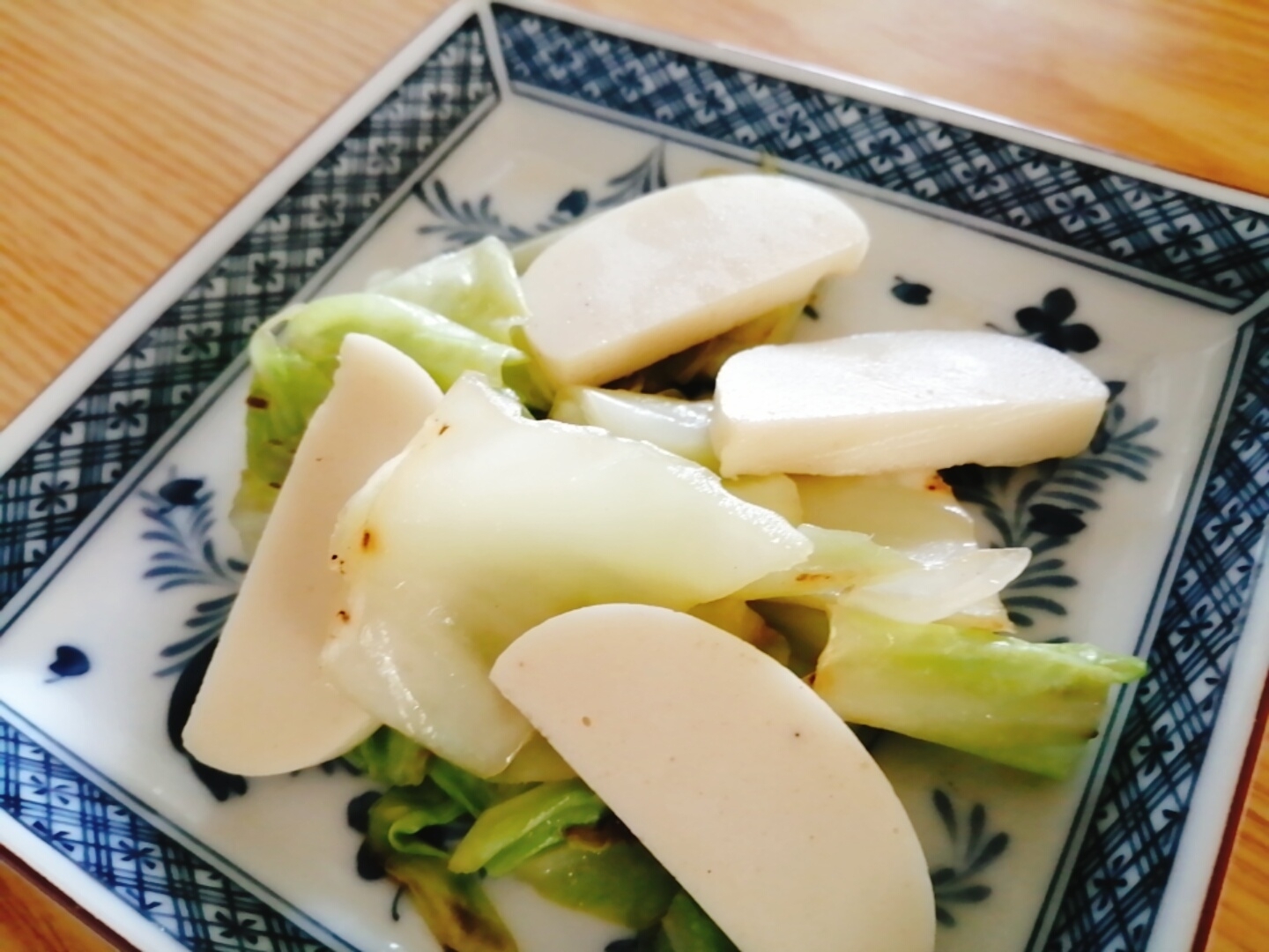 キャベツとかまぼこの炒め物