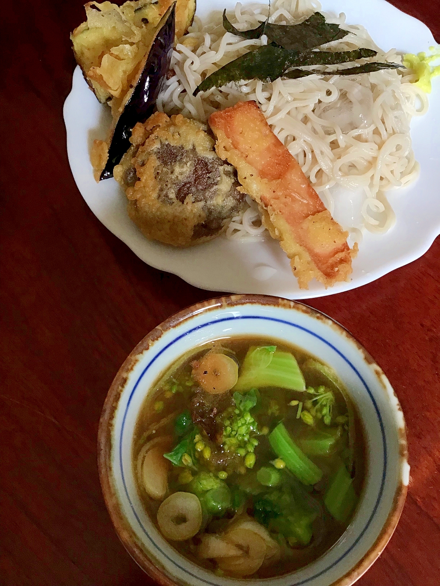 魚肉ソーセージの天ぷらの盛り蕎麦。