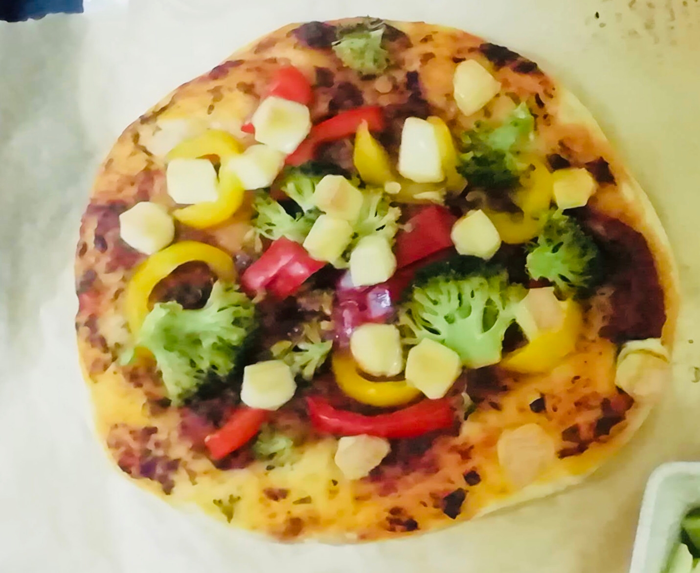 カラフル野菜のパン生地ピザ