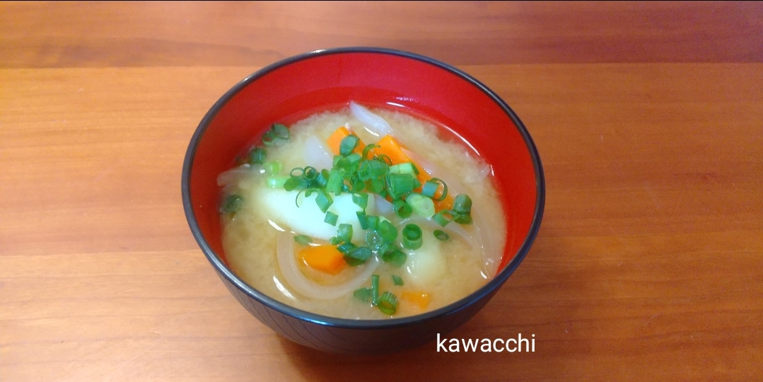 玉ねぎ・にんじん・じゃがいものお味噌汁♡