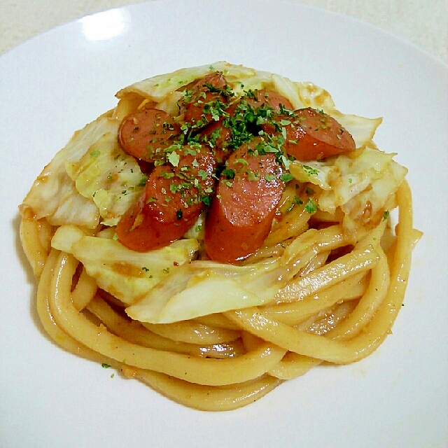 ウインナーとキャベツのガーリックマヨ焼きうどん