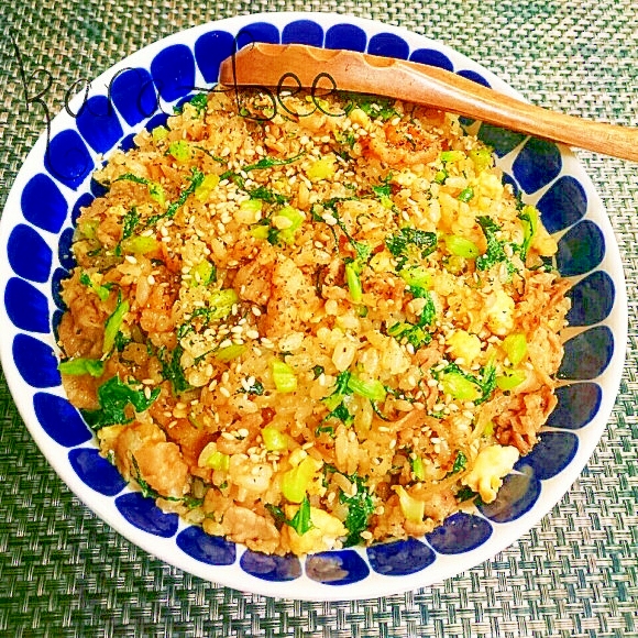 胃袋大満足♡豚バラとかぶの葉の旨辛焼肉チャーハン