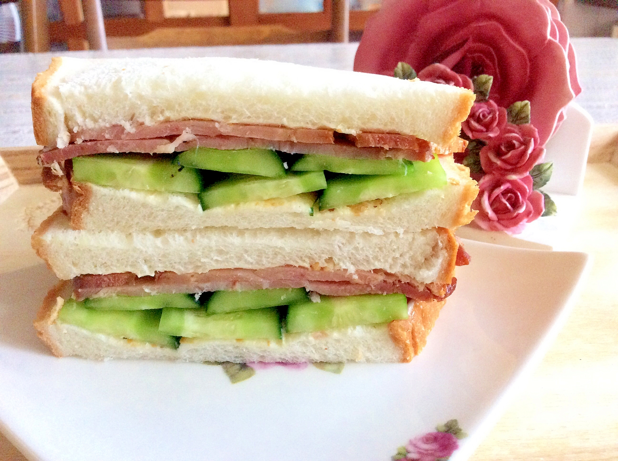 焼き豚と胡瓜のサンドイッチ