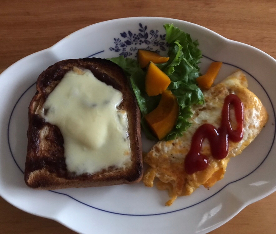 シチューチーズトーストとオムレツの朝ごはん