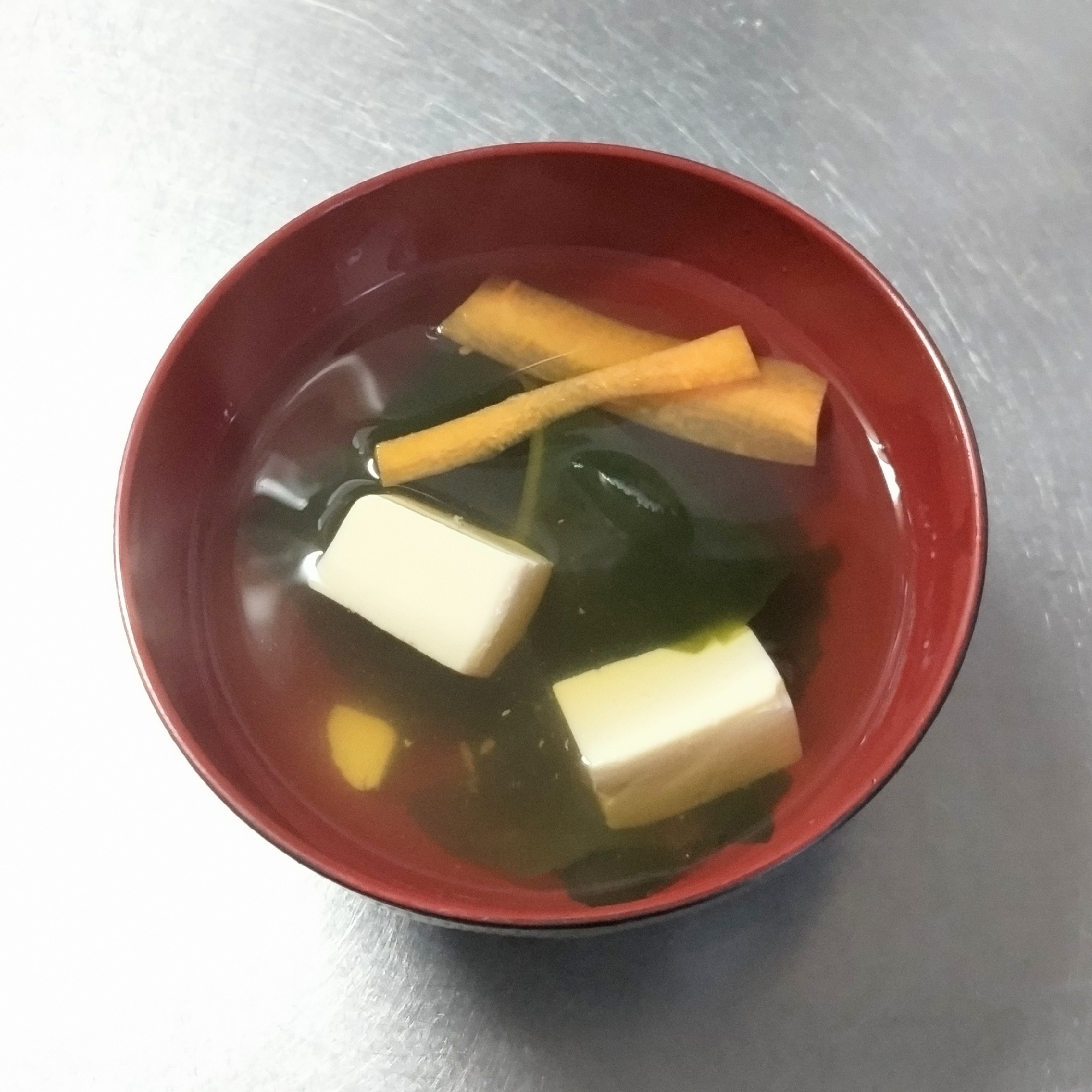 豆腐とワカメの和風スープ