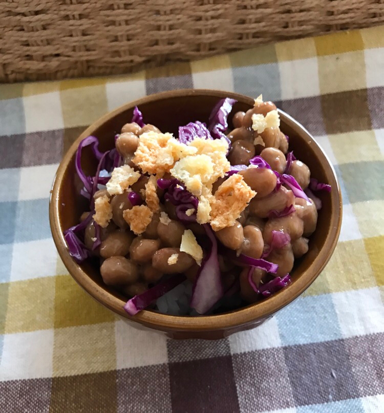 カリカリチーズのせ紫キャベツマリネの納豆ごはん