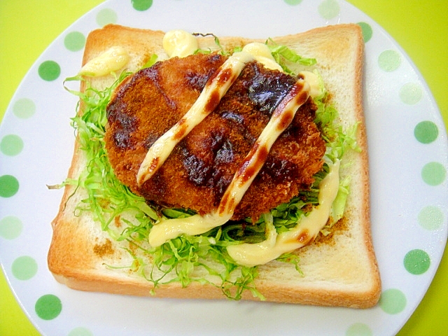 コロッケとキャベツのカレー風味トースト