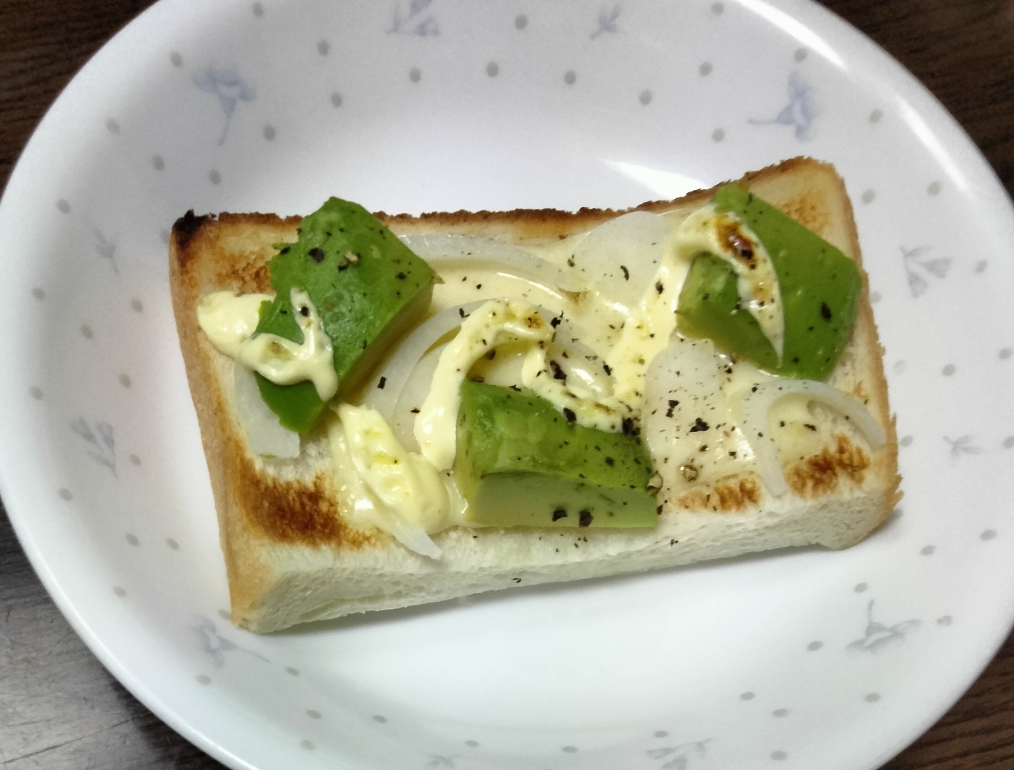 チーズトーストアレンジ 玉ねぎスライス&アボカド