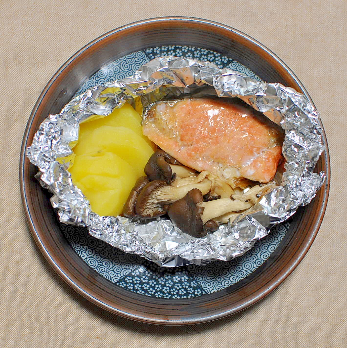 甘塩鮭とじゃがいもときのこのホイル焼き
