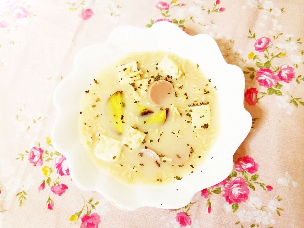 おやつラーメン入り♪高野豆腐ソーセージの豆乳スープ