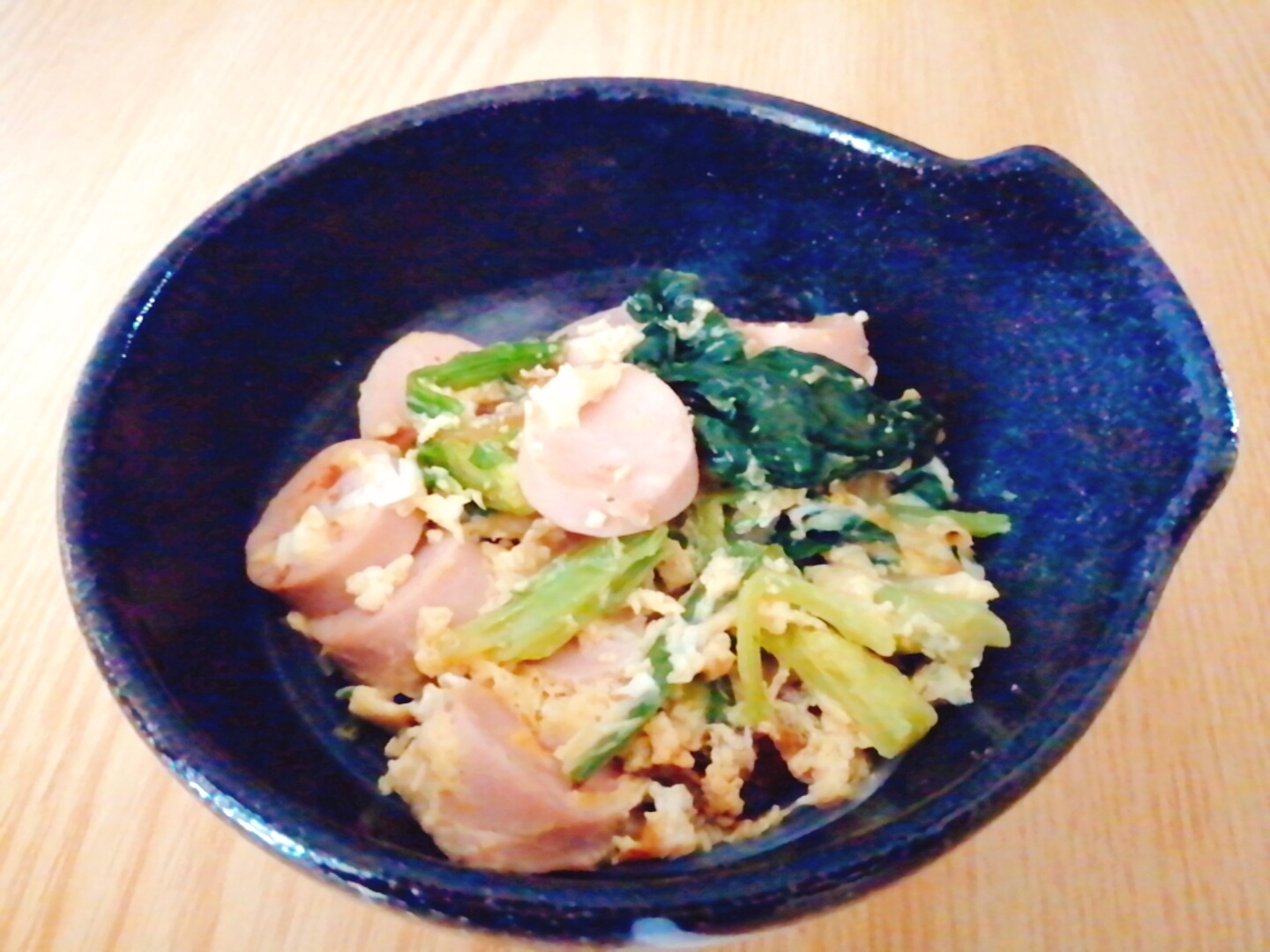 ほうれん草と魚肉ソーセージと卵のコンソメ炒め