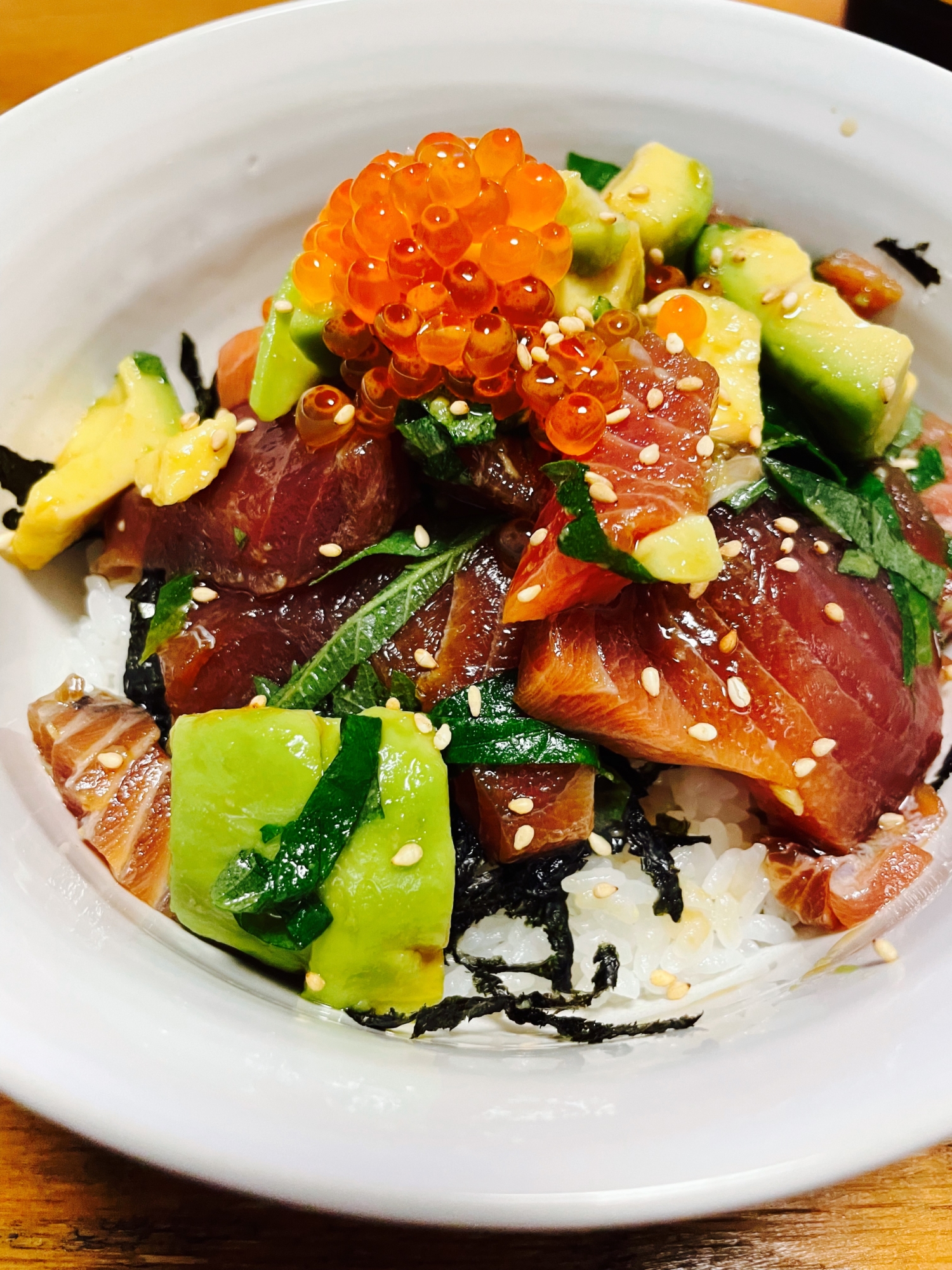 マグロとアボカドの漬け丼