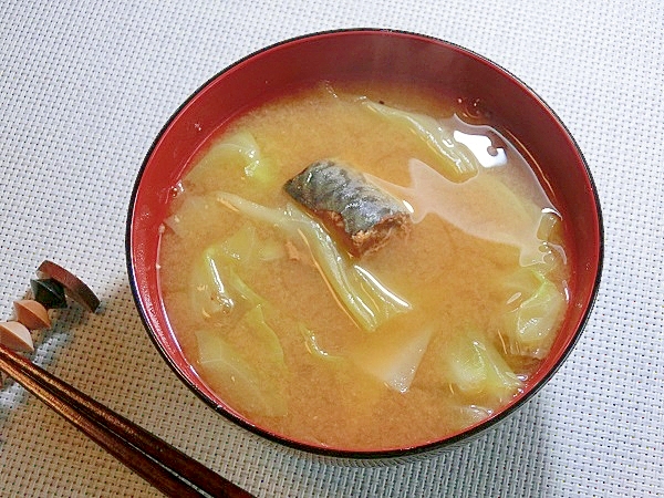 サバの味噌煮缶とキャベツの味噌汁