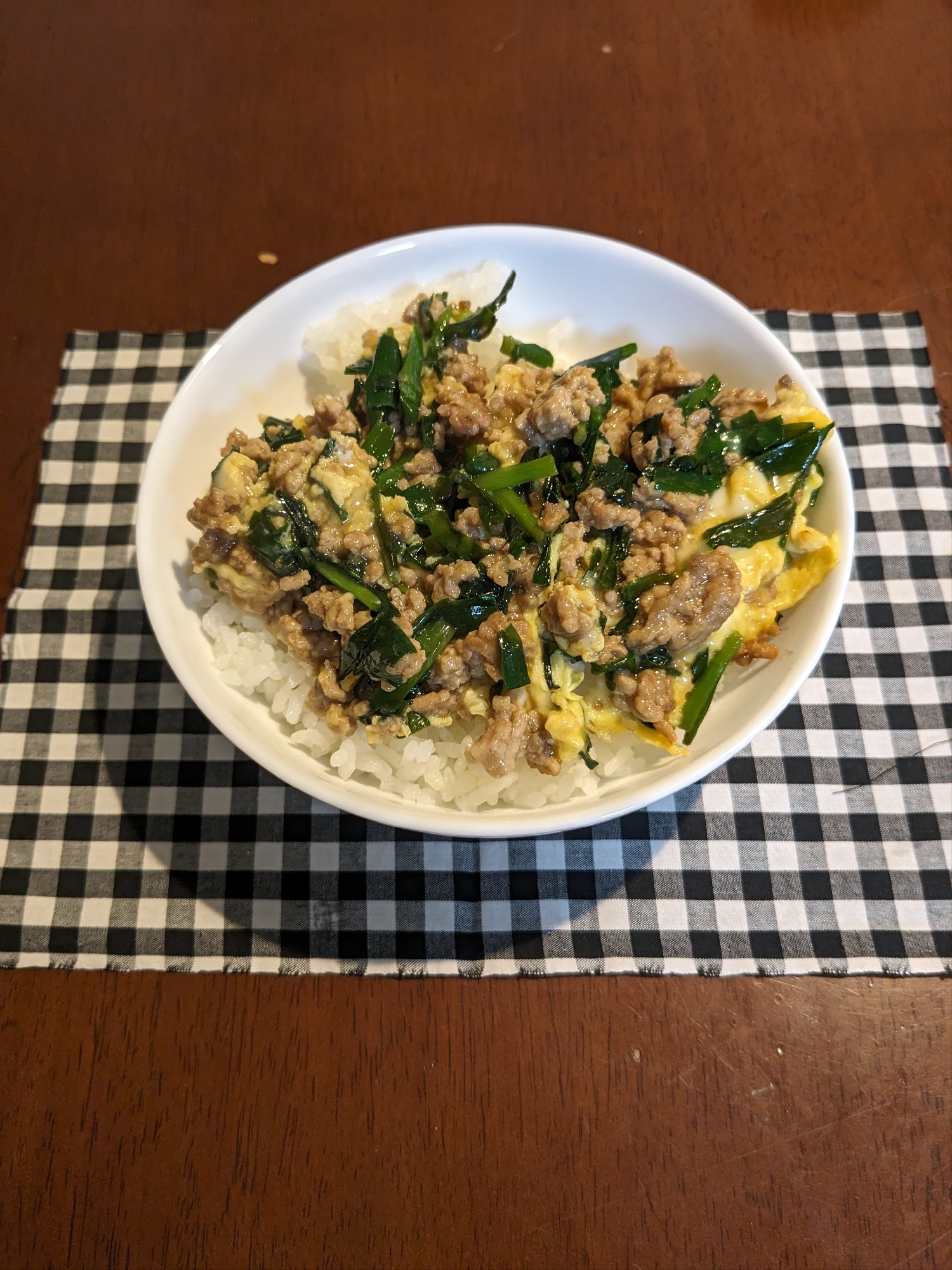 ニラと豚ミンチでスタミナ丼