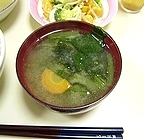 小松菜と人参とわかめの味噌汁