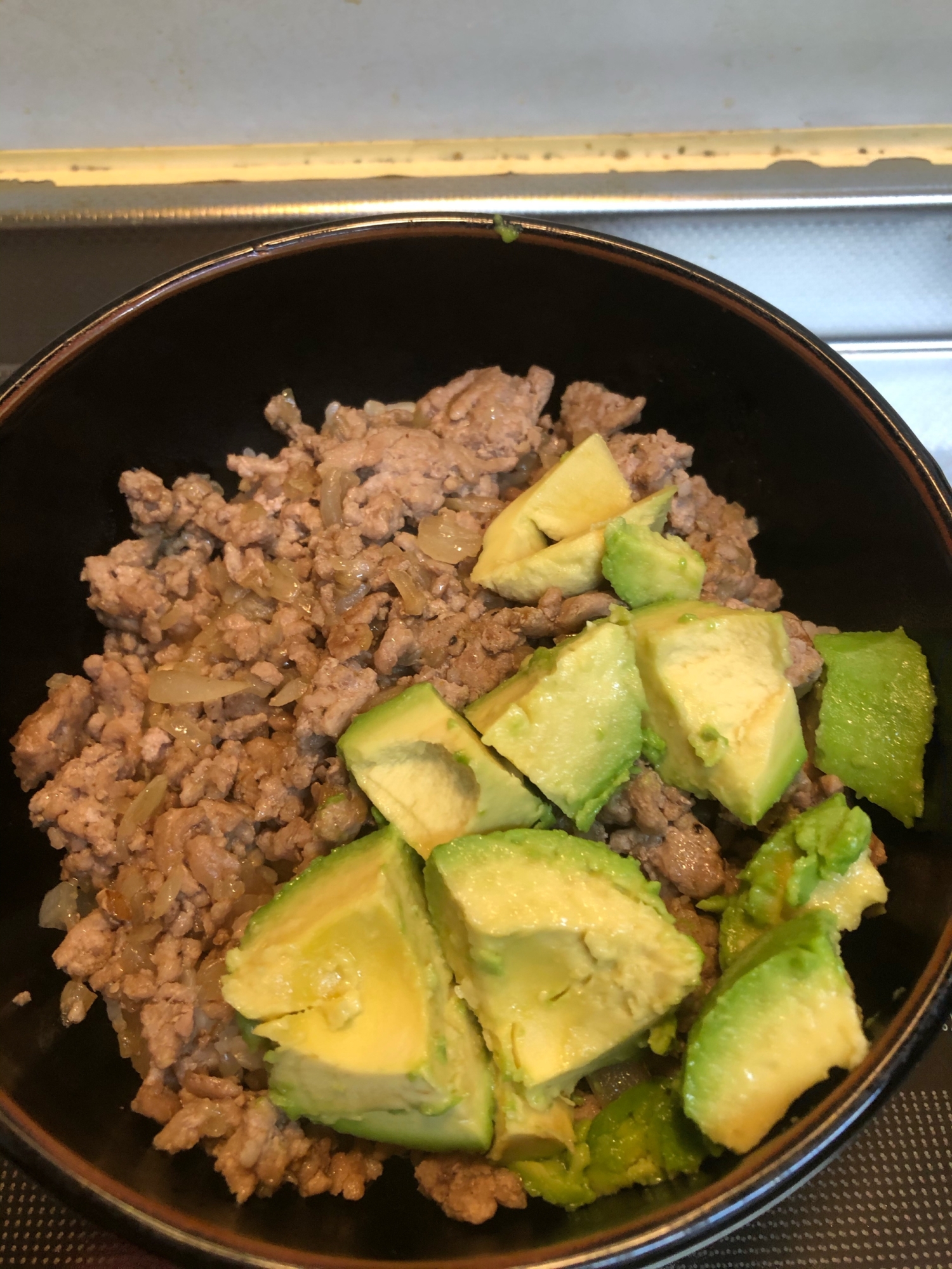 ワサビが決め手♪豚ひき肉とアボカドのそぼろ丼^_^