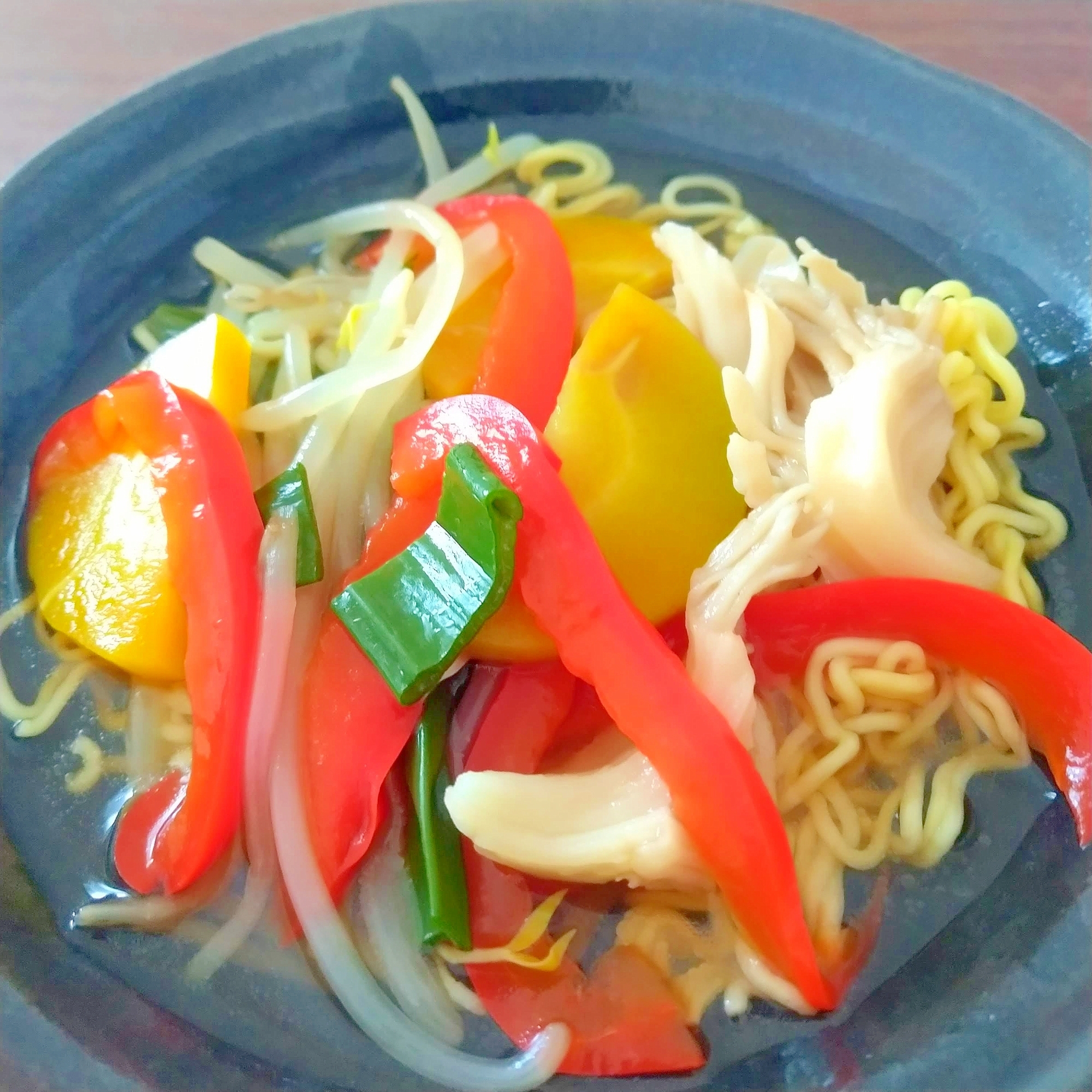 パプリカとにんじん入りインスタントラーメン