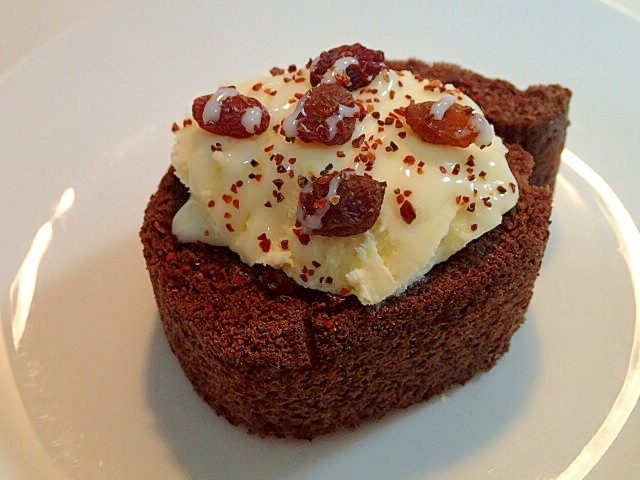 バニラアイスとレーズンとローズヒップのチョコロール