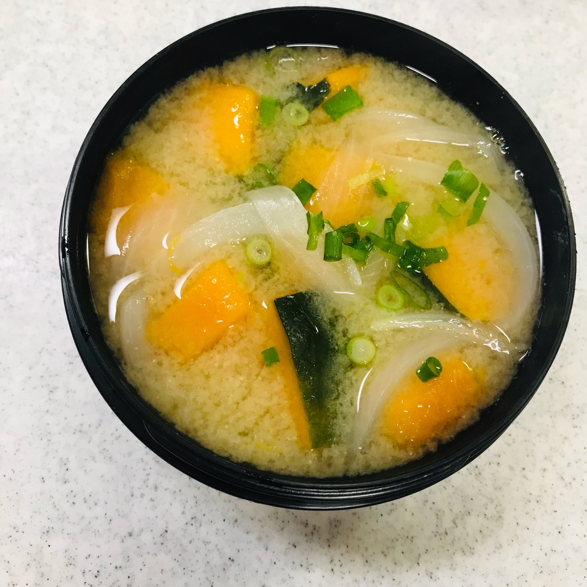 かぼちゃと新玉ねぎの味噌汁 レシピ・作り方 by ひよこピッピ - 楽天レシピ