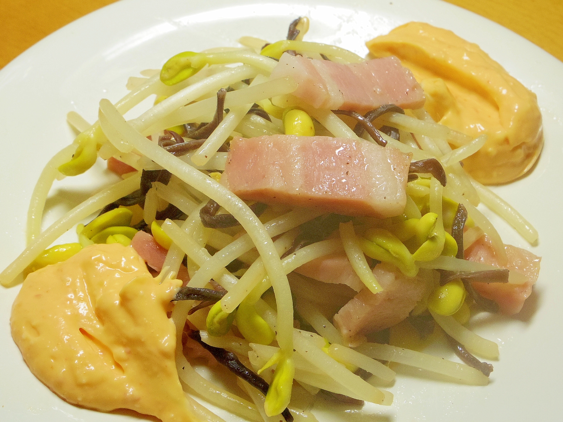 大豆モヤシとべーコン炒め∼クリ-ムピリ辛ソースで♪