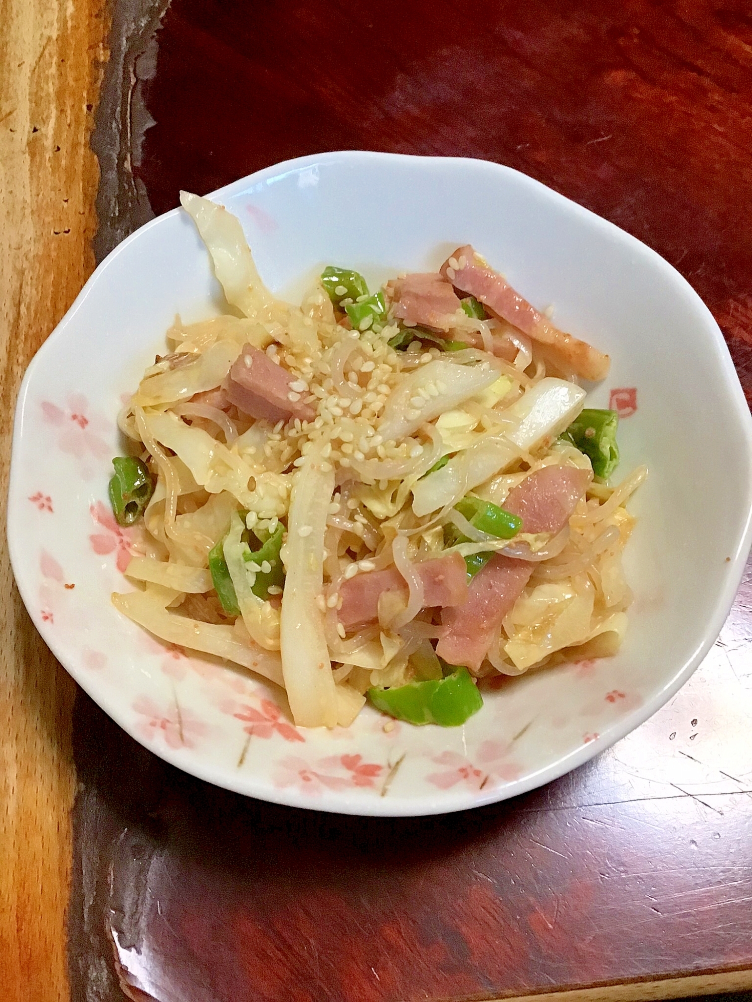 ベーコンと野菜としらたきの明太パスタソース炒め。