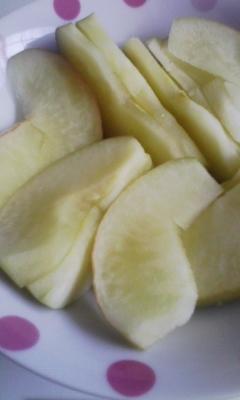 甘味が無くて美味しくなかったりんごが、見事に美味しく変身してくれました(´∀`)
レンジで簡単にできるのも嬉しいですね♪