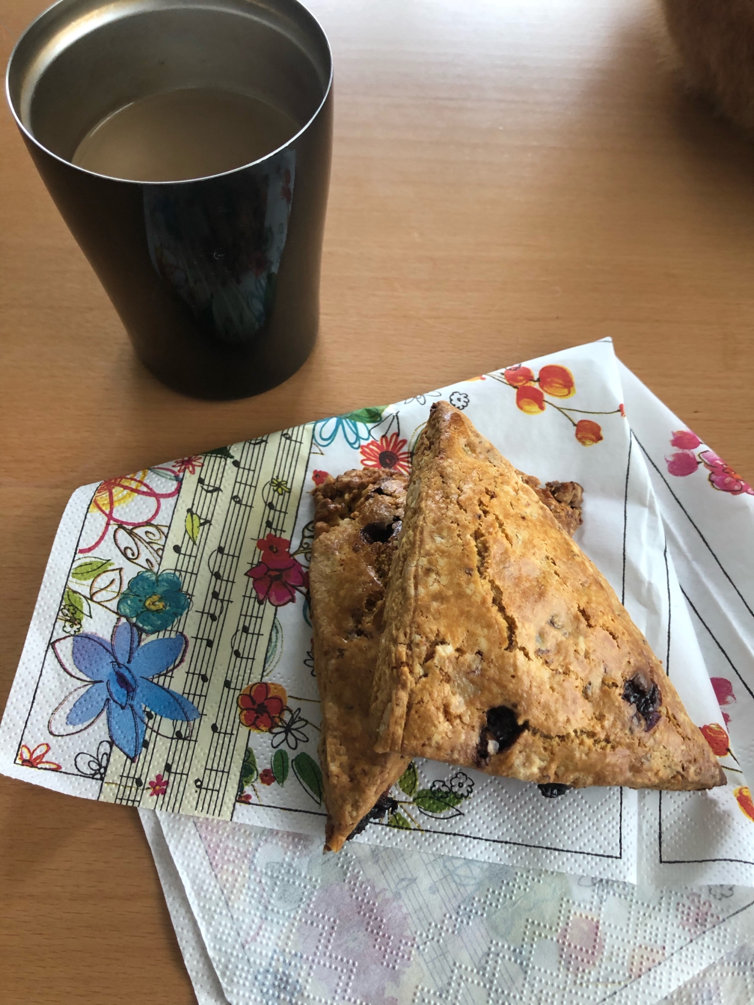 紙ナプキンにおかれたチョコとくるみのスコーン