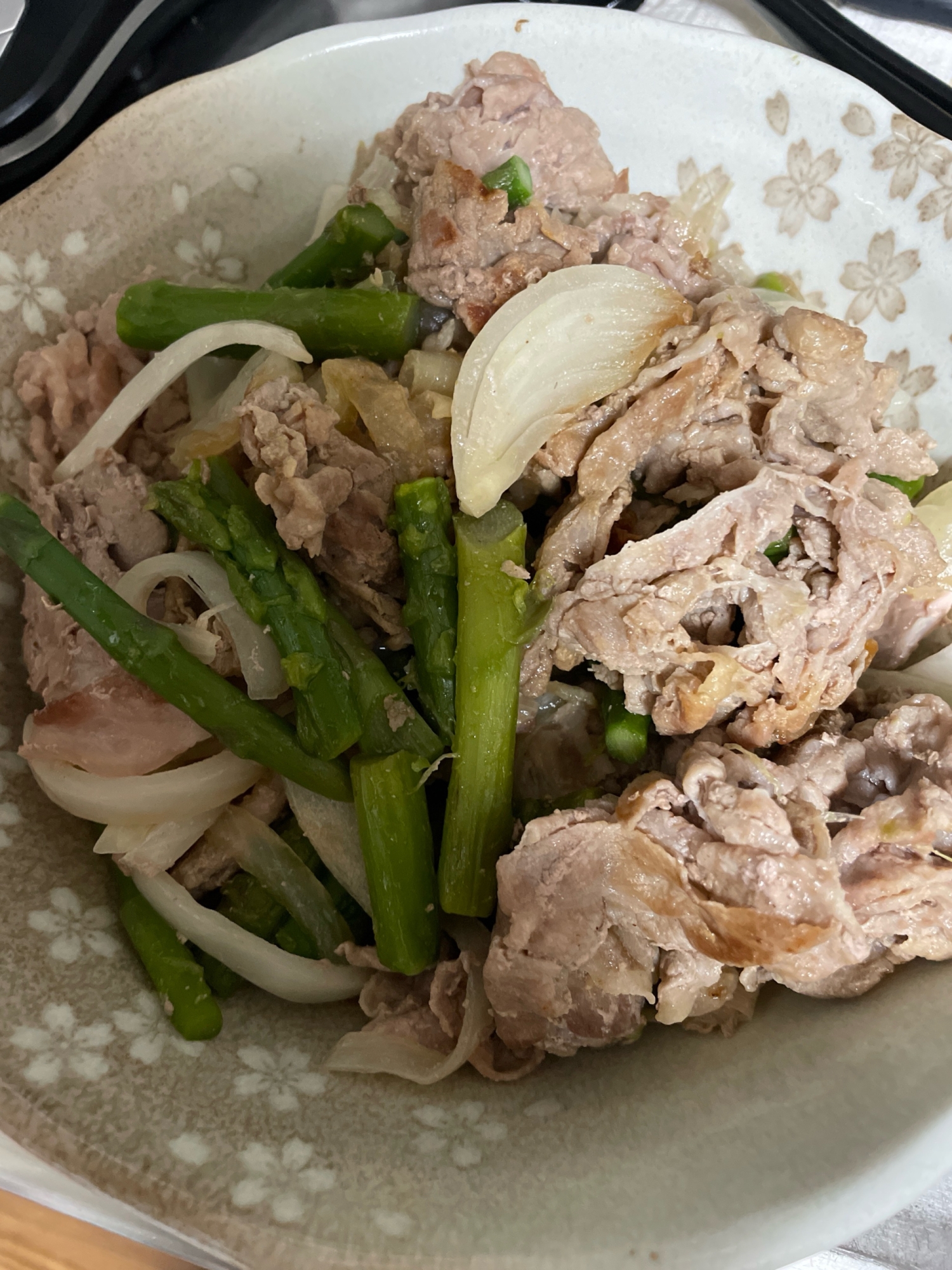 豚肉玉ねぎアスパラ炒め物(ごま油醤油)