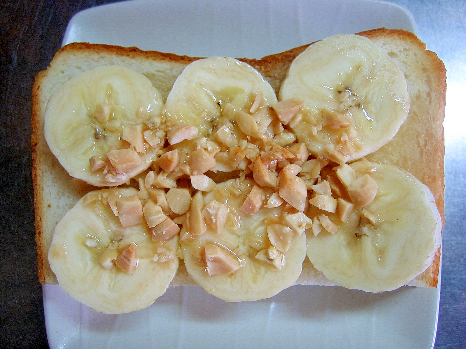 バナナ＆ピーナッツのメープルシロップかけトースト