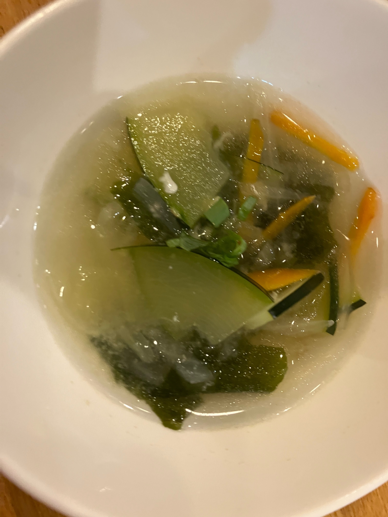 ズッキーニとにんじんと玉ねぎとわかめのスープ