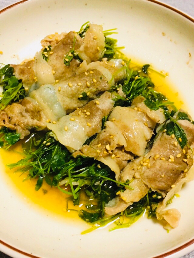 レンジで簡単！黒酢ダレでさっぱり♪豆苗の豚肉巻き