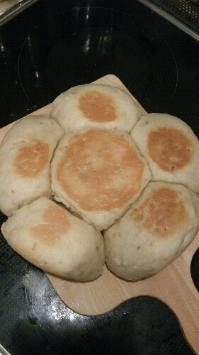 炊飯器パンは初です(*^^*)
簡単でもちふわなパンで美味しかったです！HBなくても焼きたてが食べられてうれしいです！また作りますね！