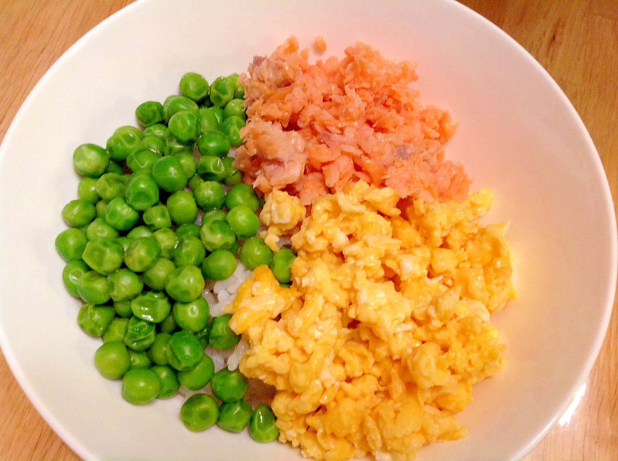 鮭と卵とグリーンピースで3色丼