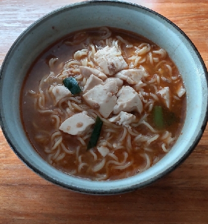 おはようございます。多目に作った麻婆豆腐とインスタントとんこつラーメンで作りました！とてもおいしくいただいてます。ごちそうさまでした^^