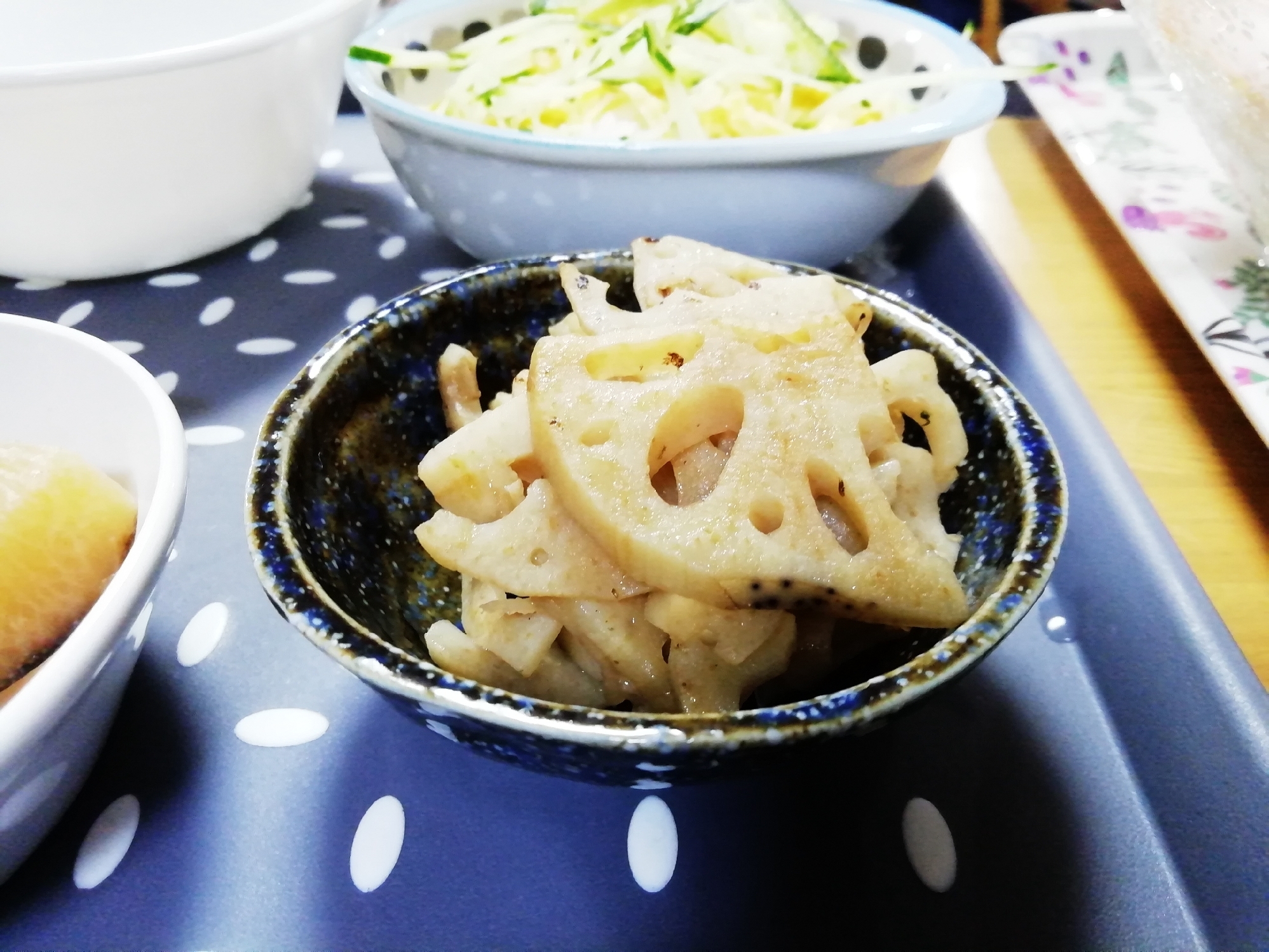 お弁当の一品に。れんこんの牡蠣醤油炒め