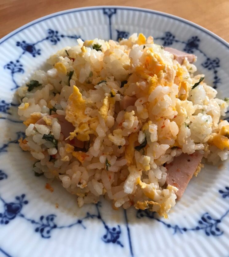 魚肉ソーセージと焼きばら海苔のピリ辛チャーハン