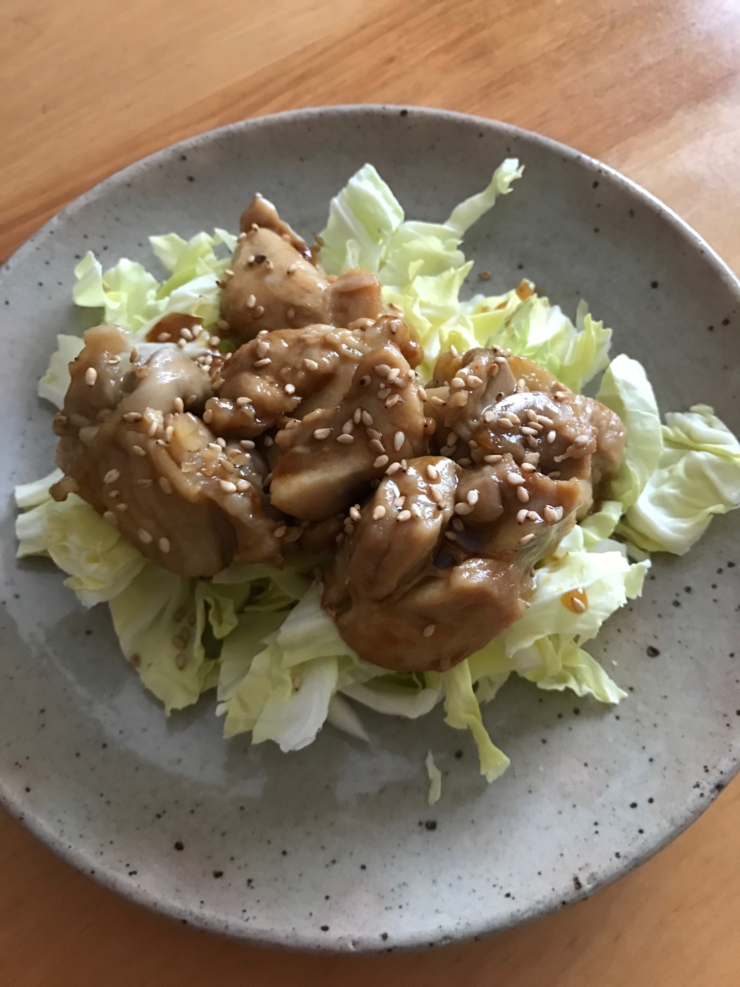 春キャベツとピリ辛甘辛チキンのサラダ