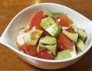 アボガド・塩豆腐・トマトのスィートチリソースサラダ
