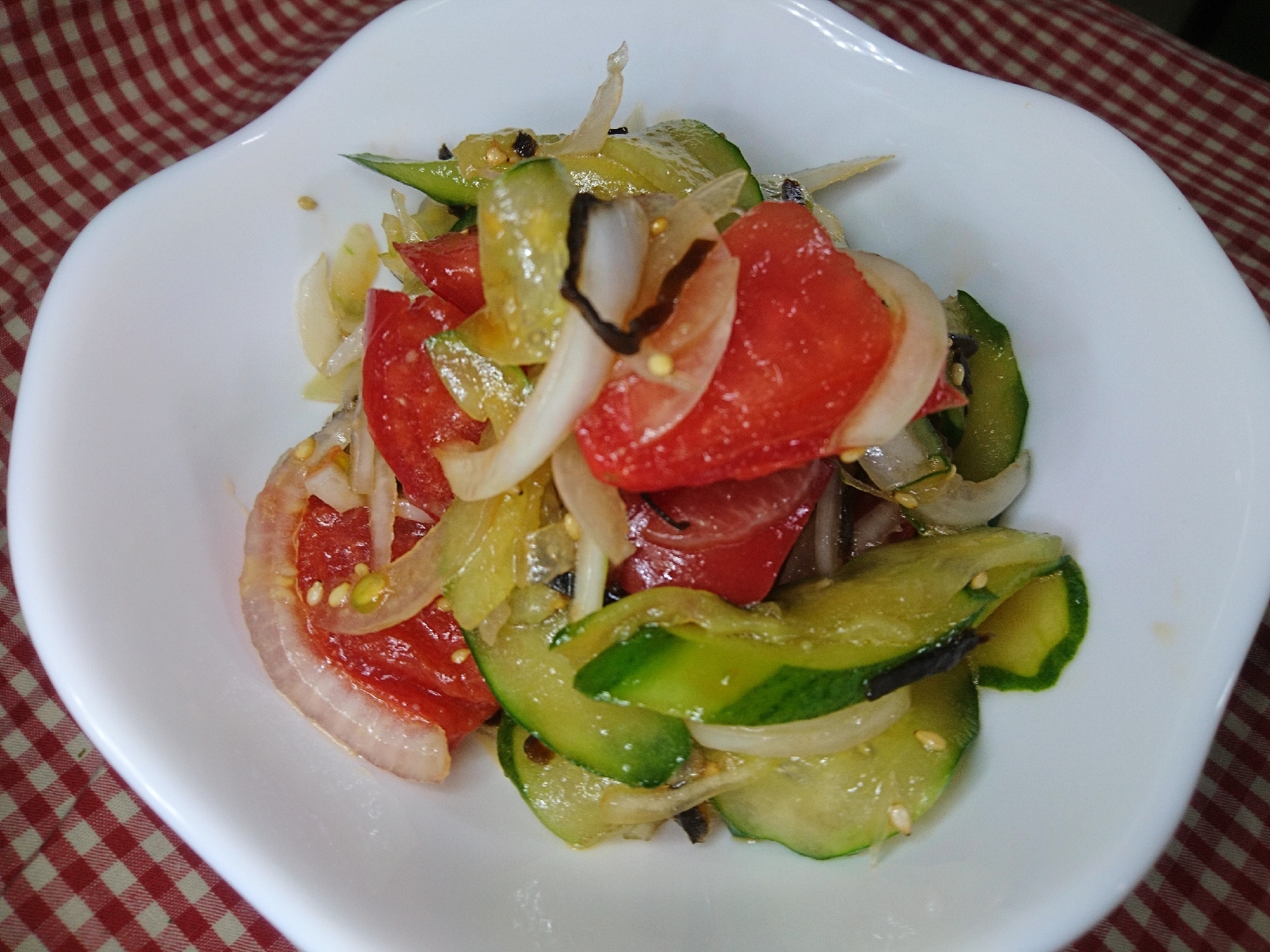 新玉ねぎとトマトときゅうりの塩昆布サラダ レシピ 作り方 By あやめぇ 楽天レシピ