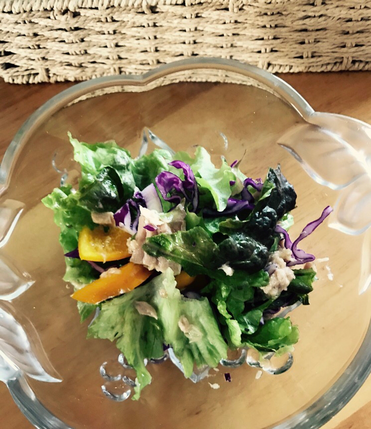 ツナとパプリカ、紫キャベツの辛子ドレッシングサラダ