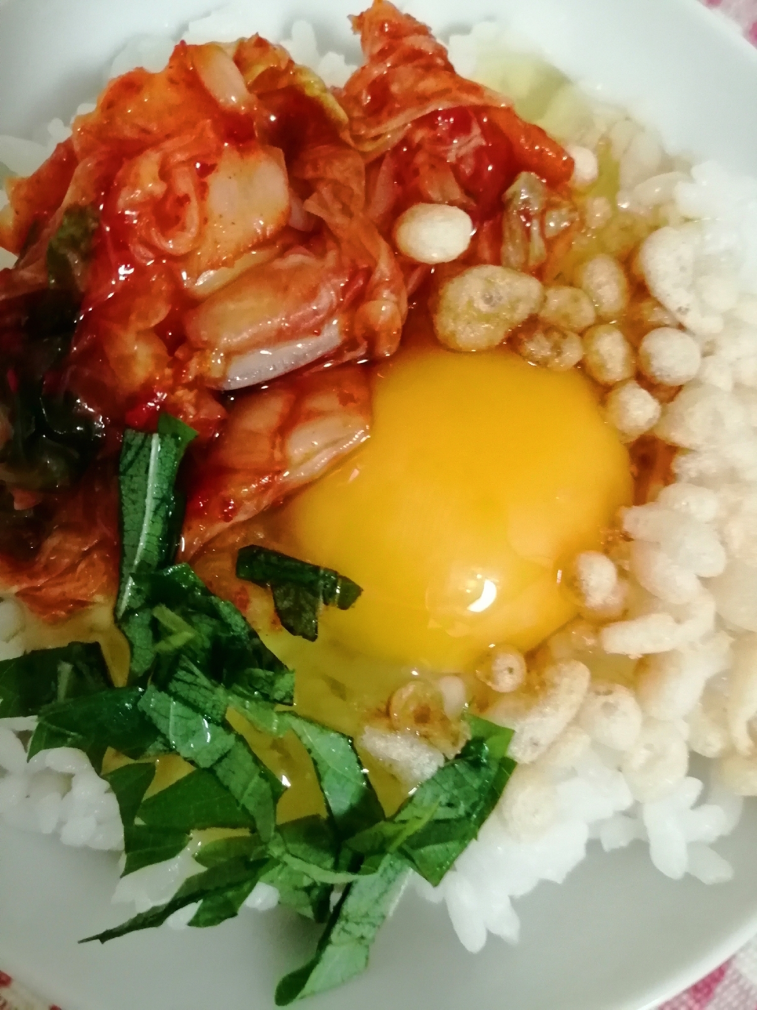 キムチと大葉と天かす卵かけご飯