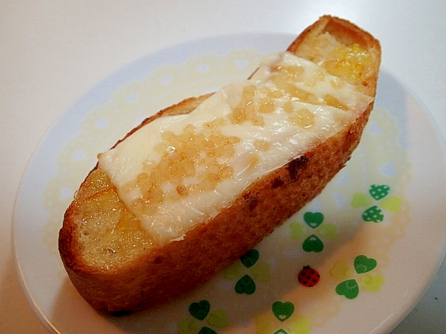 マーマレードとチーズとザラメ糖のフランスパン