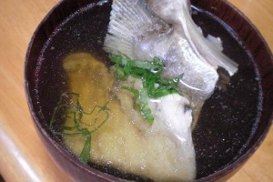 お魚食べよう！　「カンパチのお吸い物大葉で爽やか」