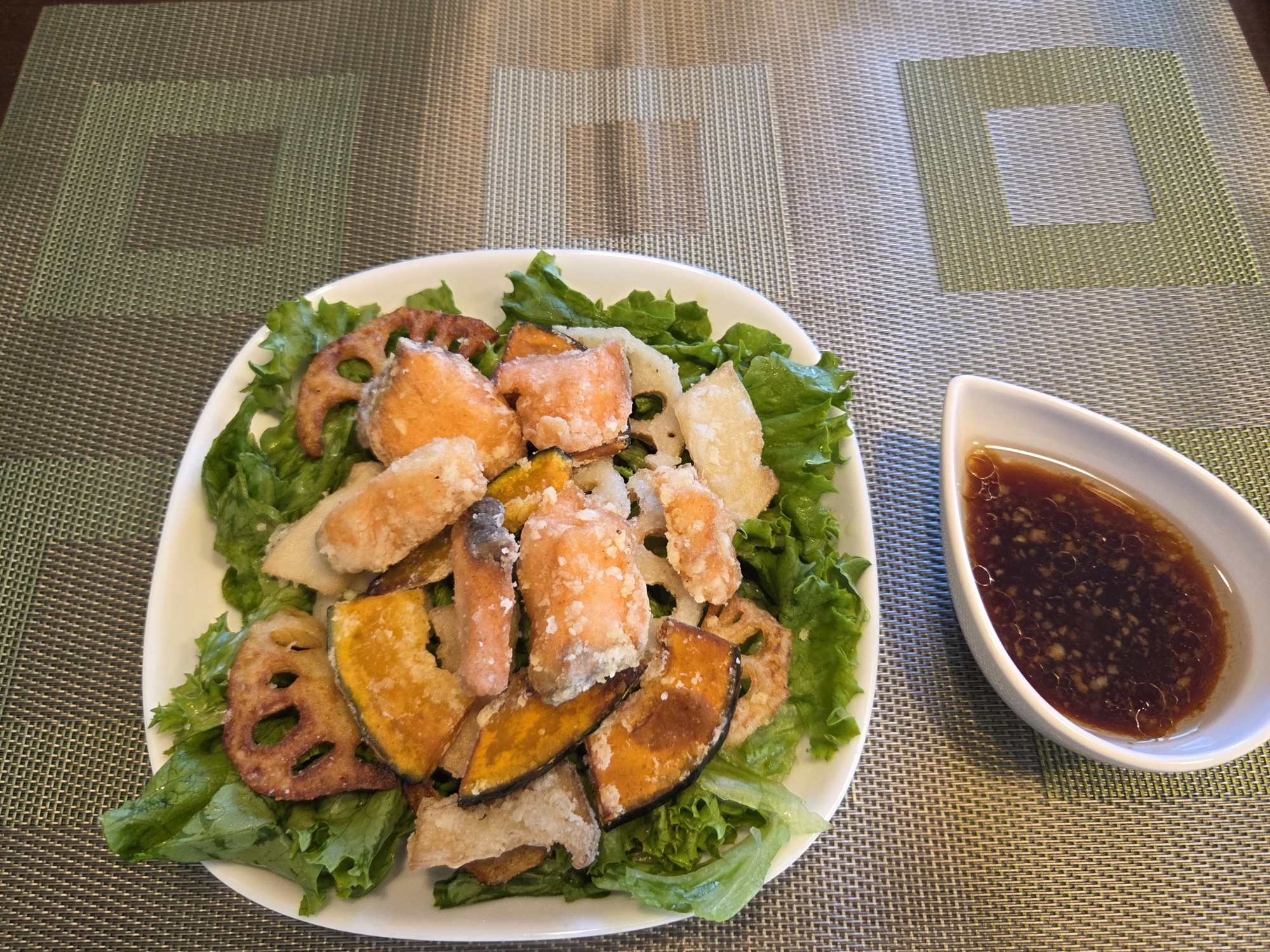 鮭と秋野菜で ごちそうサラダ