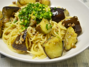 ごろごろナスとひき肉の塩麹パスタ