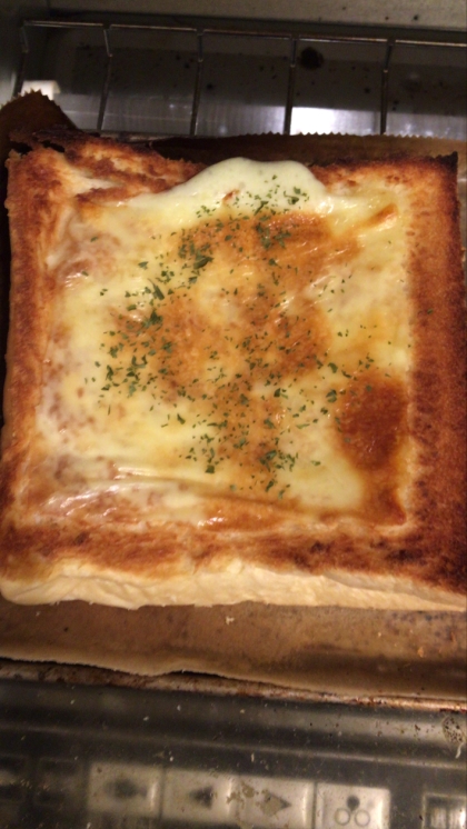 チーズとガーリックで美味しいトーストが出来ました(^^)ごちそうさまでした〜( ^ω^ )