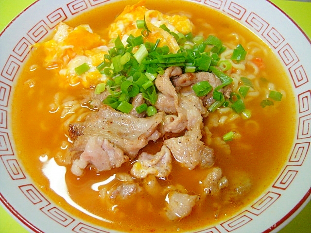 炒り卵と豚肉の辛ラーメン