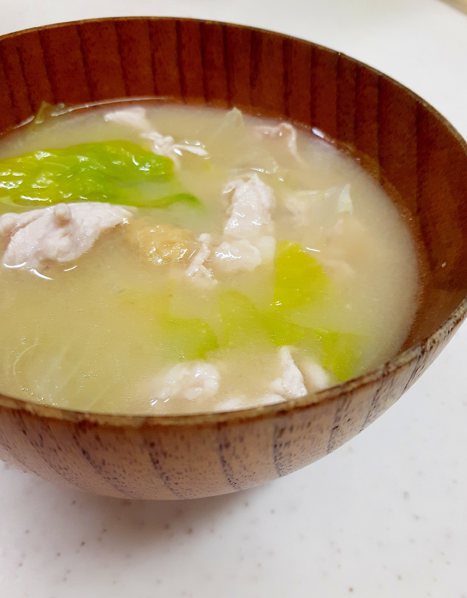 簡単ヘルシー味噌汁(^^)豚肉+レタス+生姜♪